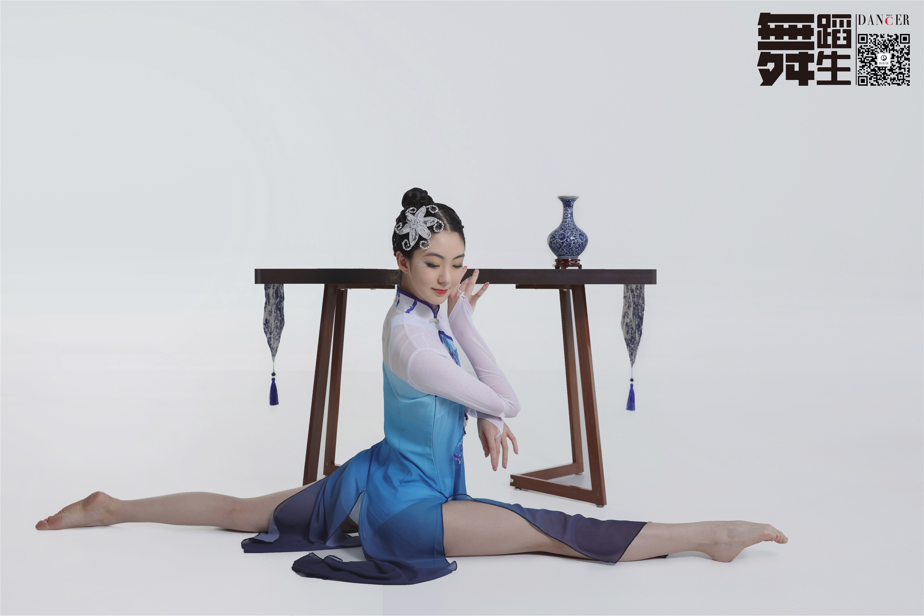 GALLI GALLI Dance Diary 104 - Blue and white porcelain Han Yutong